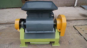 尿素粉碎機(jī)的優(yōu)點(diǎn)與使用維護(hù)注意事項(xiàng)