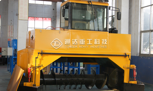 通達(dá)重工行走式翻拋機概述