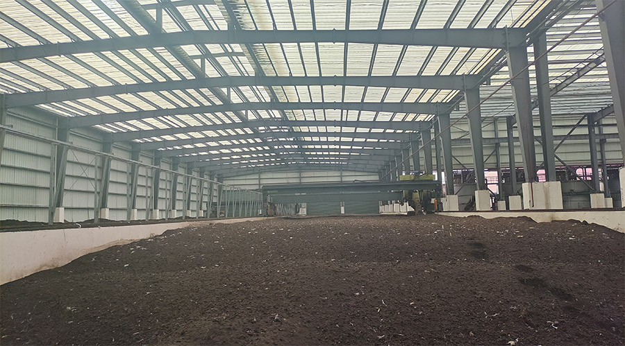 畜禽糞污翻堆機制作有機肥的過程